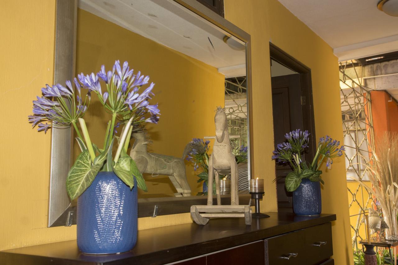 Give House Bed and Breakfast Guatemala City Exteriör bild