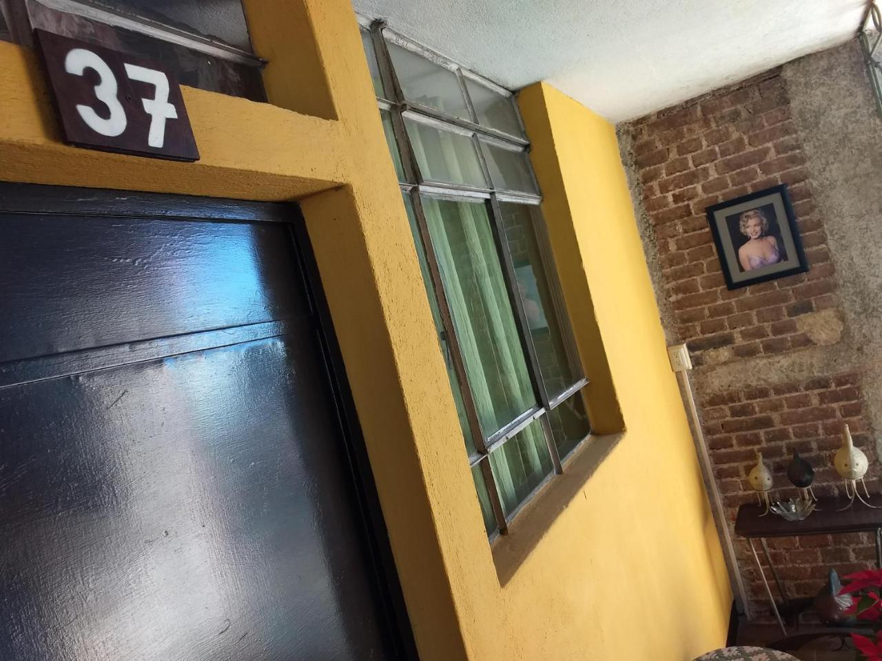 Give House Bed and Breakfast Guatemala City Exteriör bild