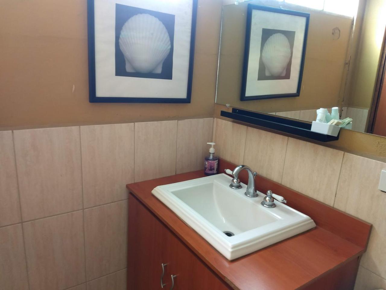 Give House Bed and Breakfast Guatemala City Exteriör bild