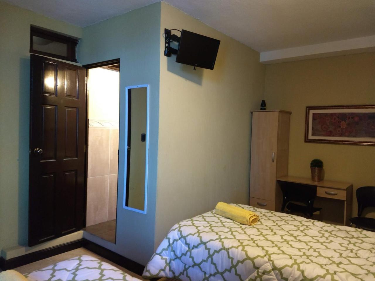 Give House Bed and Breakfast Guatemala City Exteriör bild