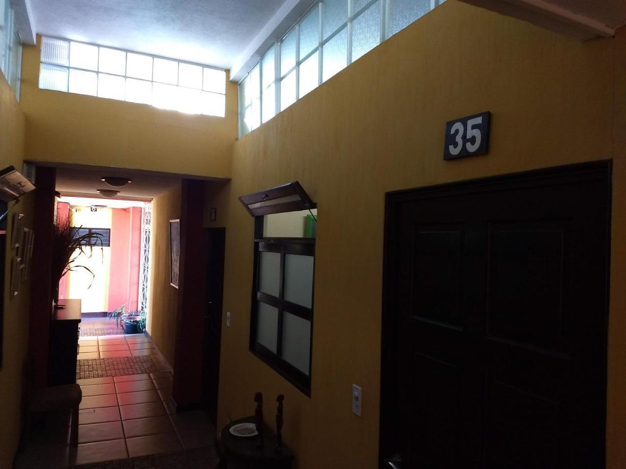 Give House Bed and Breakfast Guatemala City Exteriör bild