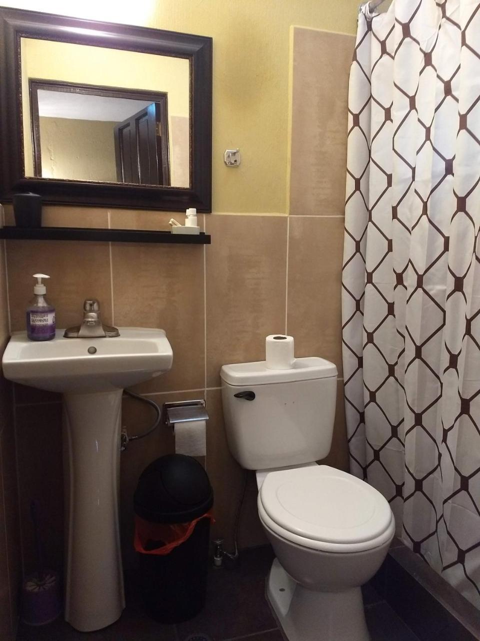 Give House Bed and Breakfast Guatemala City Exteriör bild