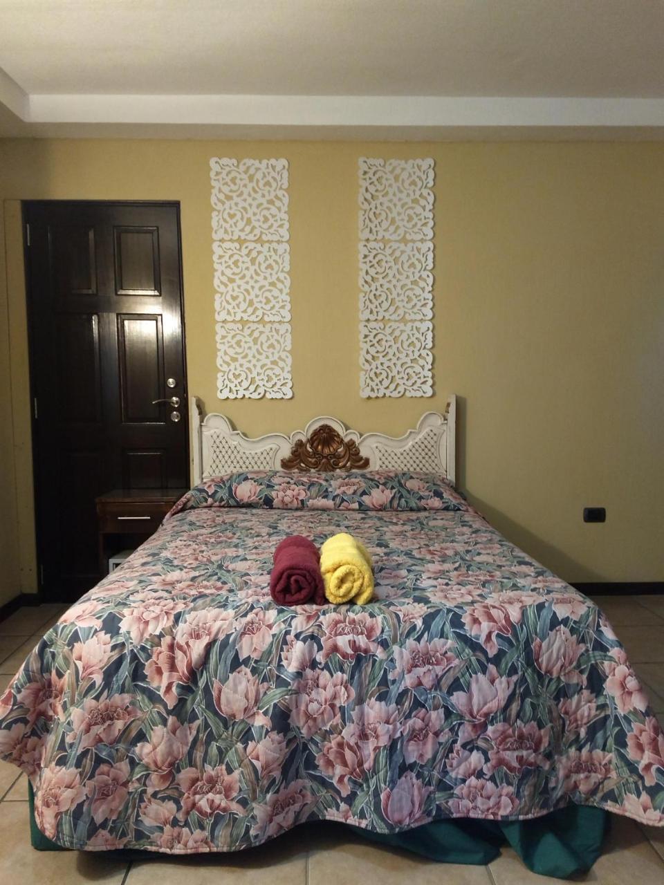Give House Bed and Breakfast Guatemala City Exteriör bild