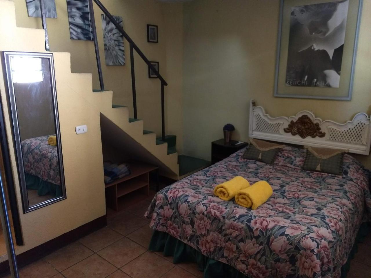 Give House Bed and Breakfast Guatemala City Exteriör bild