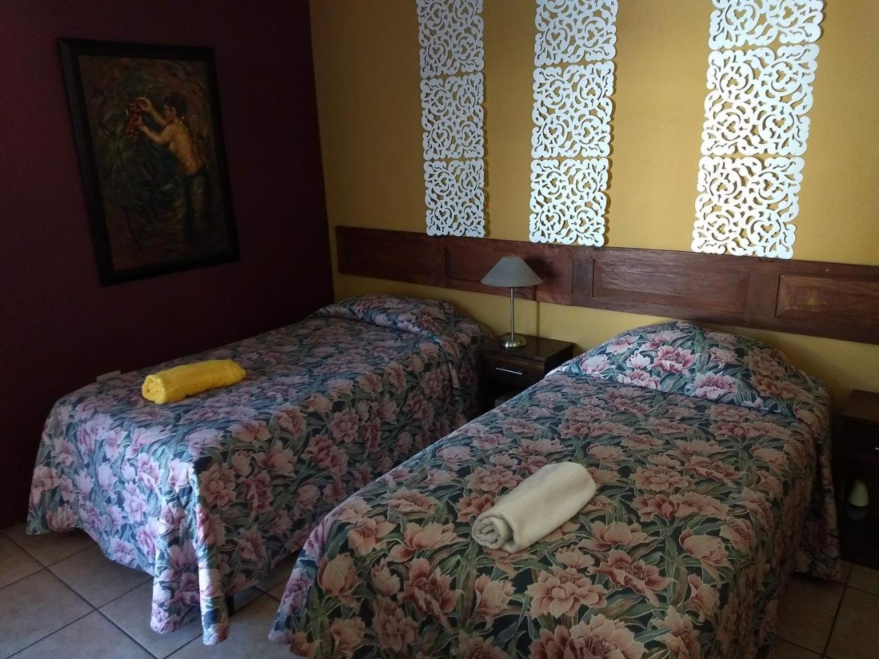 Give House Bed and Breakfast Guatemala City Exteriör bild