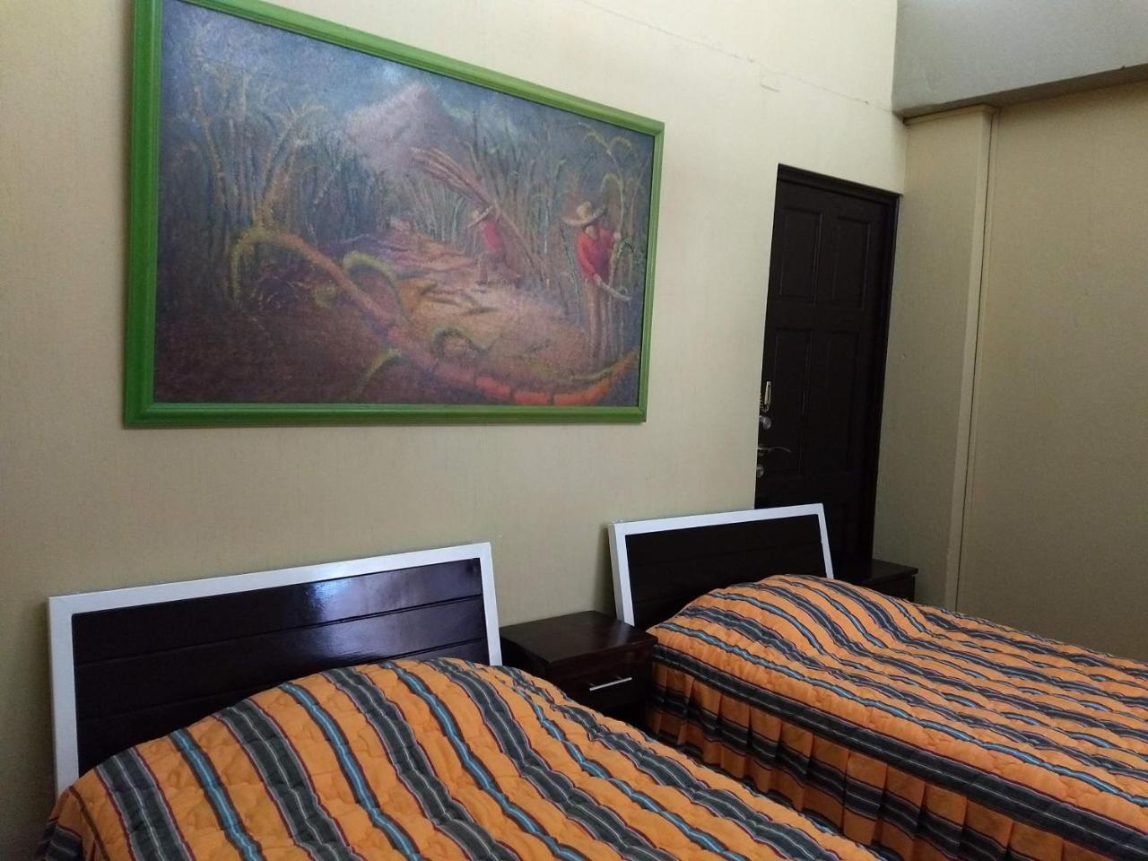 Give House Bed and Breakfast Guatemala City Exteriör bild